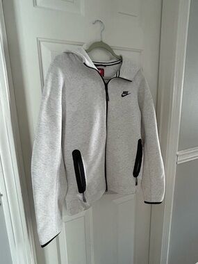 Nike Tech Fleece in Birch white